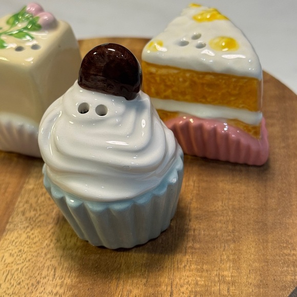 Salt & Pepper Shakers Set(2) NEW Cracker Barrel Mini Cupcake, cake & petit fours - Picture 4 of 6